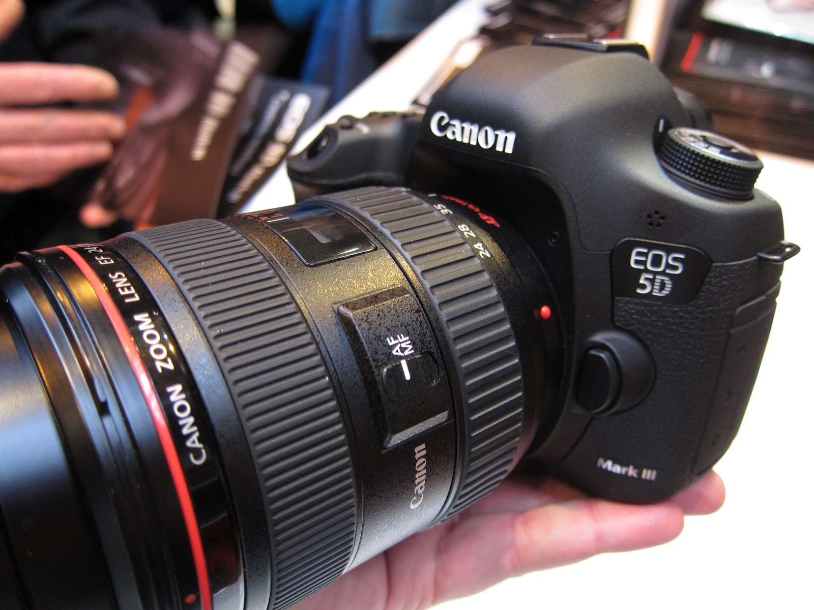 Canon EOS 5D Mark II Kit – установи новейшие стандарты в мире фото и видео.